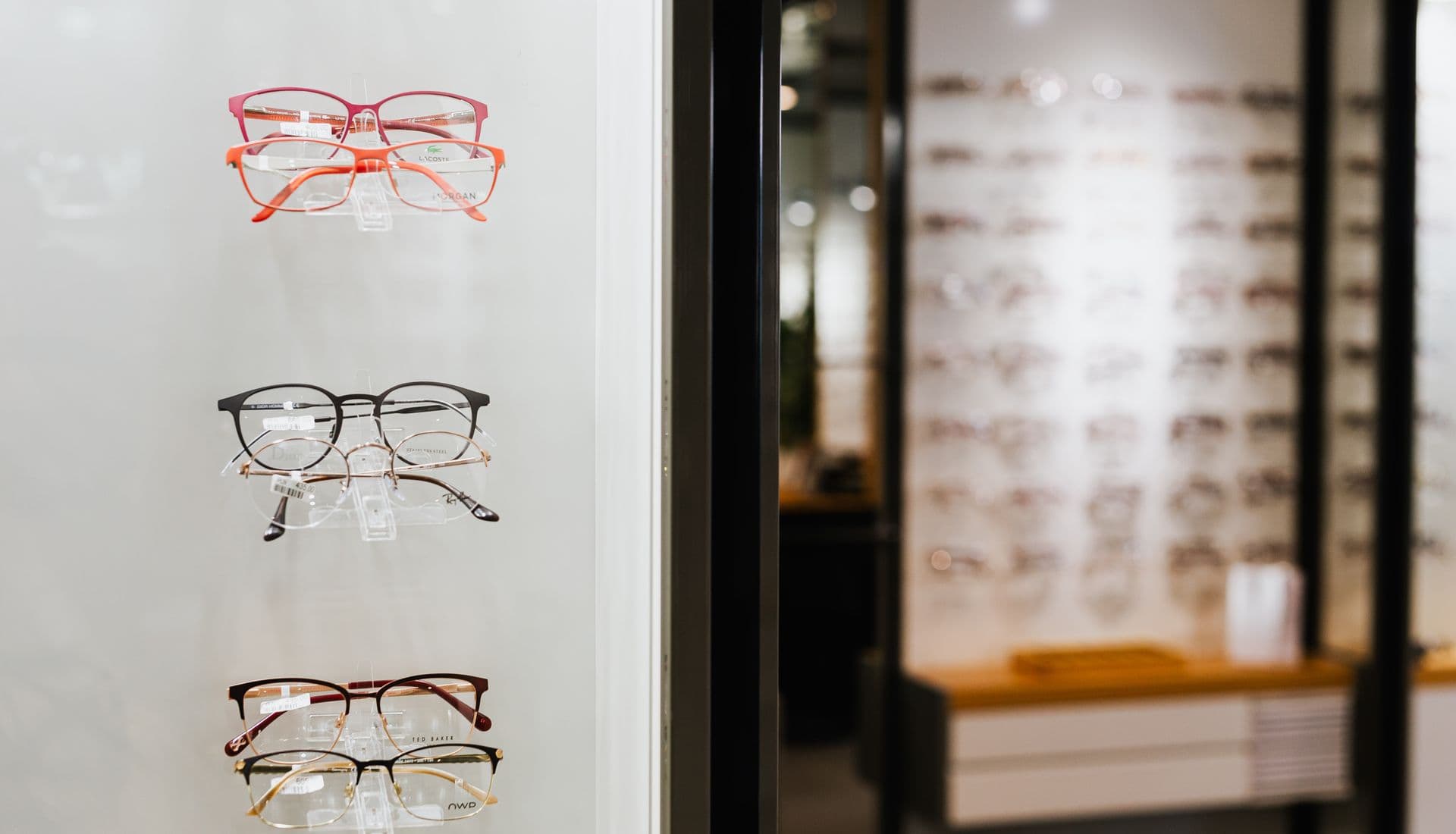 Un mur de montures dans un magasin d'optique
