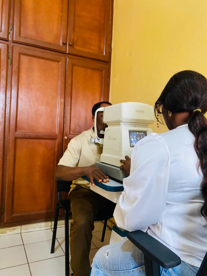 Un examen de la vue en cours à l'autoréfractomètre, au cabinet