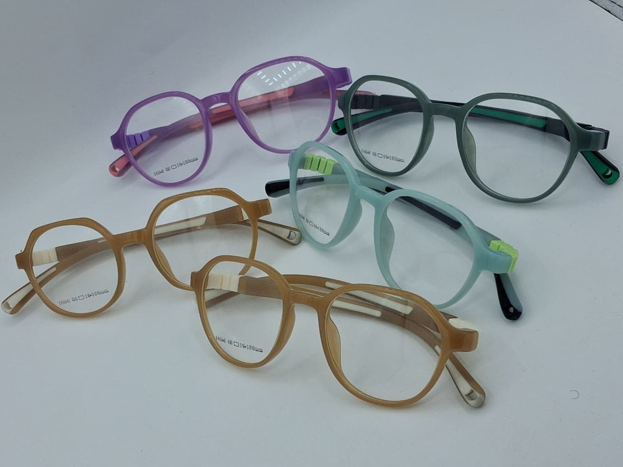 Cinq montures pour enfant, violette, verte, bleue et beige