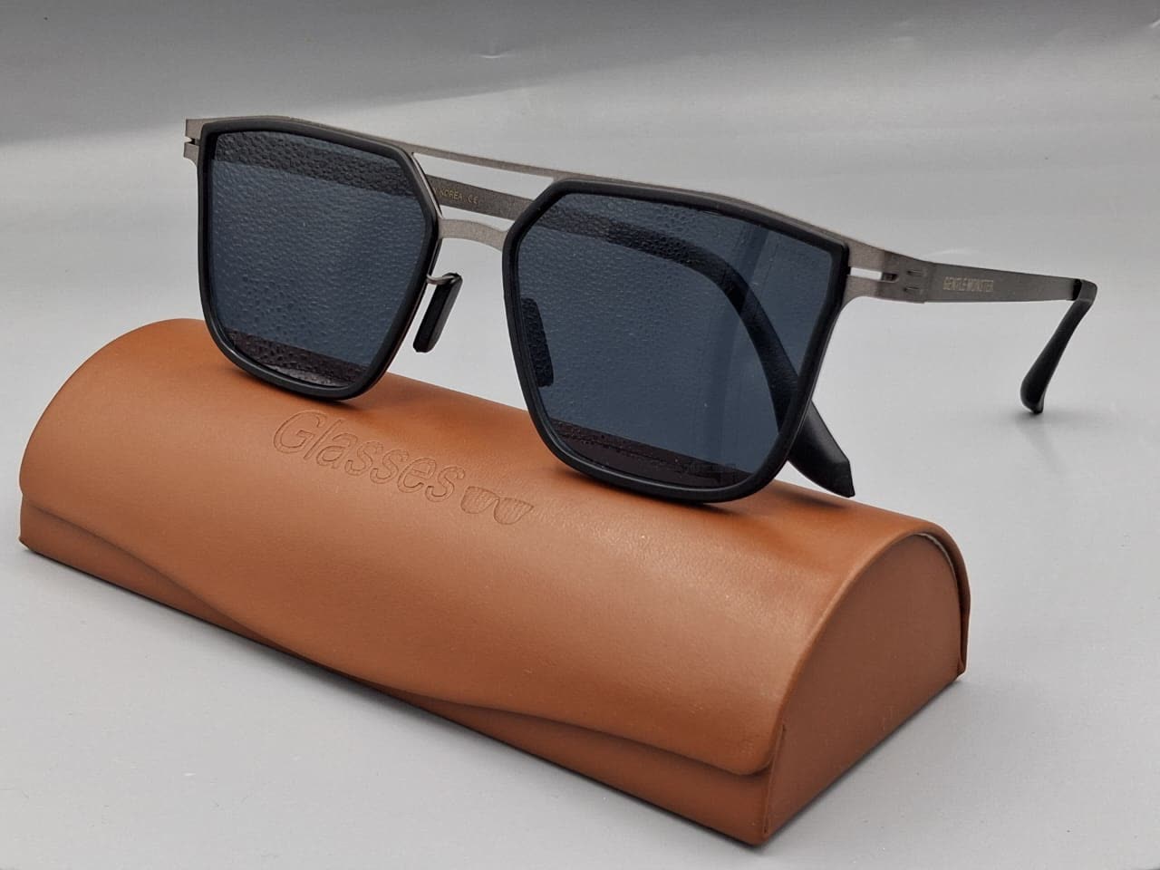Des lunettes de soleil à double pont