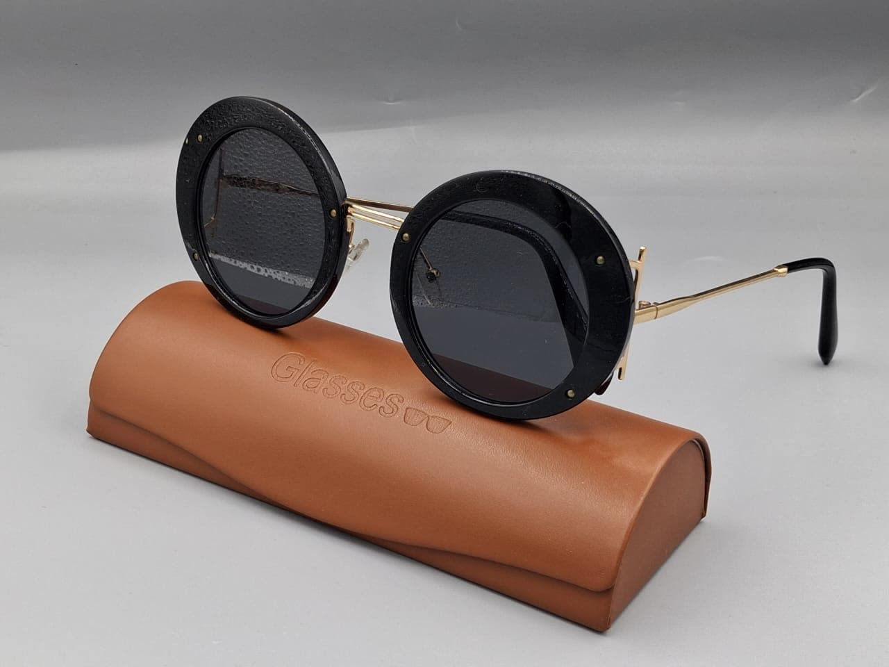 Des lunettes de soleil rondes
